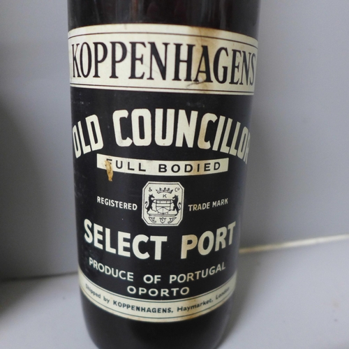 792 - A bottle of Koppenhagens Old Councillor full bodied select port, a bottle of Tio Pepe Gonzalez Byass... 