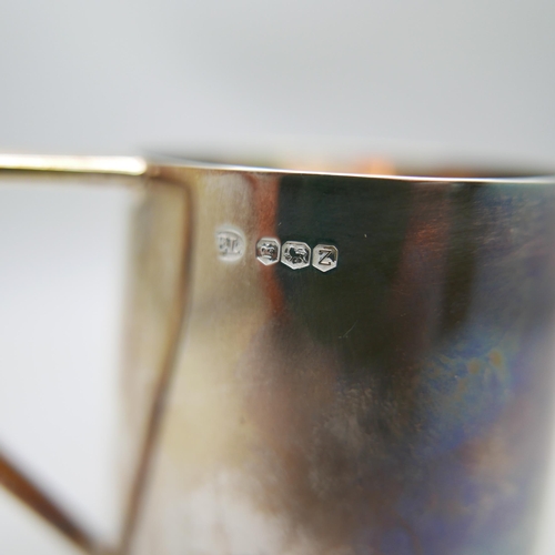 839 - A silver mug, 140g