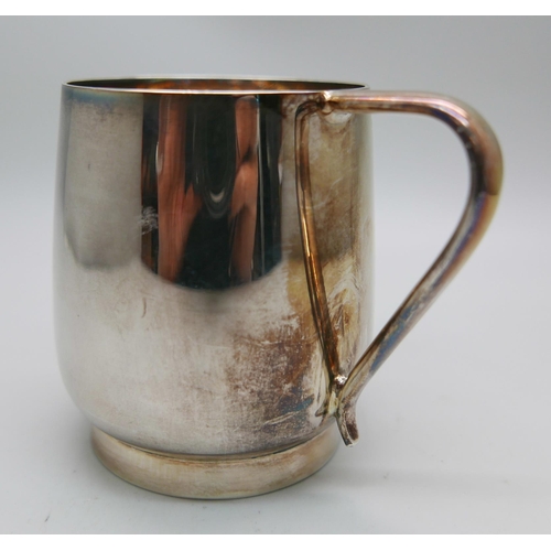 839 - A silver mug, 140g