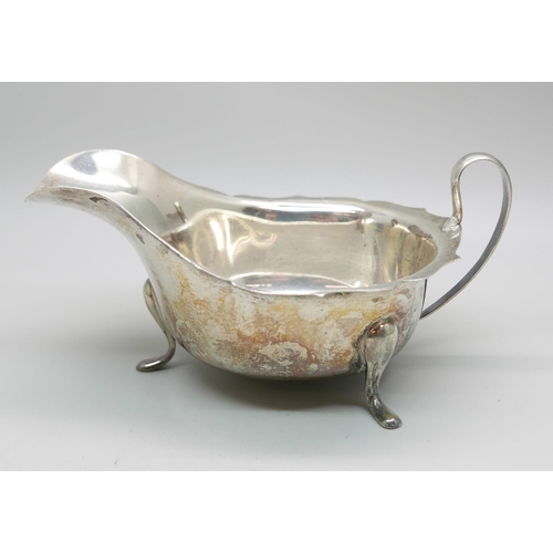 846 - A silver sauce boat, Viners, Sheffield 1934, 104.4g