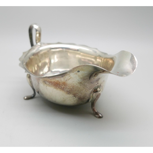 846 - A silver sauce boat, Viners, Sheffield 1934, 104.4g