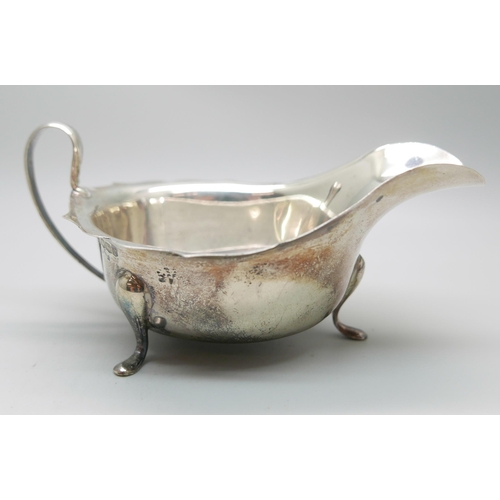 846 - A silver sauce boat, Viners, Sheffield 1934, 104.4g