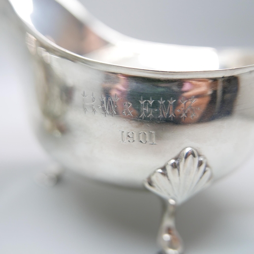 853 - A silver sauce boat and a silver bowl, 253g