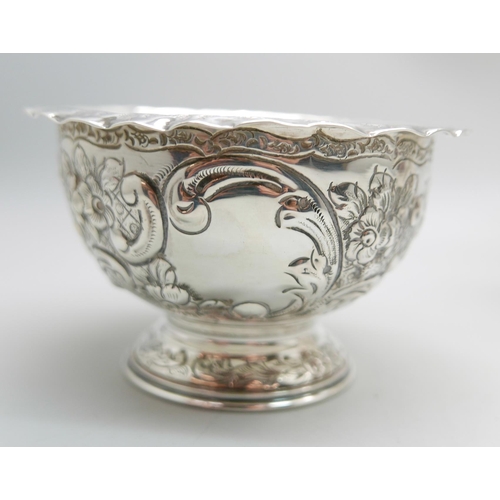 853 - A silver sauce boat and a silver bowl, 253g