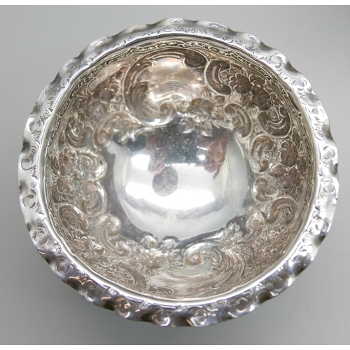 853 - A silver sauce boat and a silver bowl, 253g