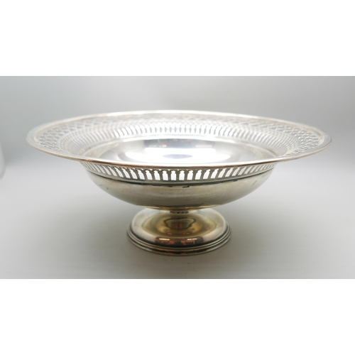 857 - A pierced silver pedestal dish, Chester 1916, 397g, diameter 25cm