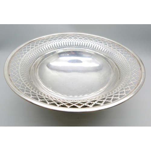 857 - A pierced silver pedestal dish, Chester 1916, 397g, diameter 25cm