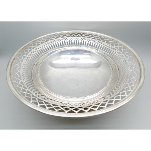 857 - A pierced silver pedestal dish, Chester 1916, 397g, diameter 25cm