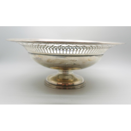 857 - A pierced silver pedestal dish, Chester 1916, 397g, diameter 25cm