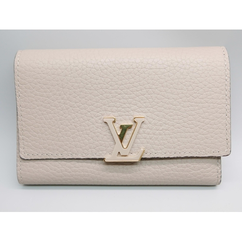 866 - A lady's Louis Vuitton purse, boxed