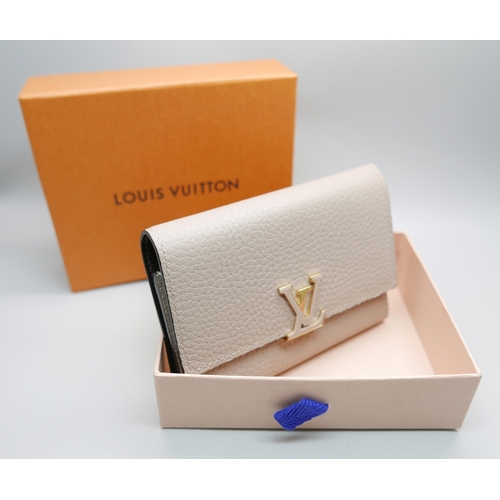 866 - A lady's Louis Vuitton purse, boxed