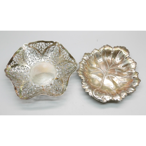 873 - Two silver dishes, 173g