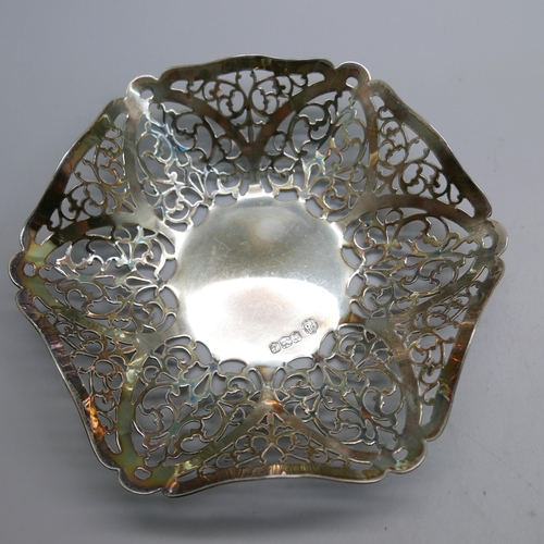 873 - Two silver dishes, 173g