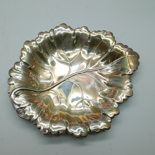 873 - Two silver dishes, 173g