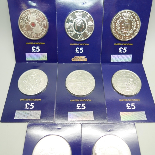 909 - Eight uncirculated £5 coins in sealed packs; 2015, 2016, 2017 (2), 2019, 2020 (2) and 2021