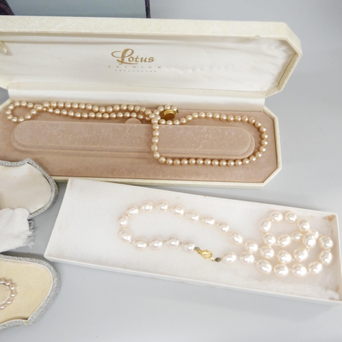 919 - Boxed pearls including Lotus and silver mounted