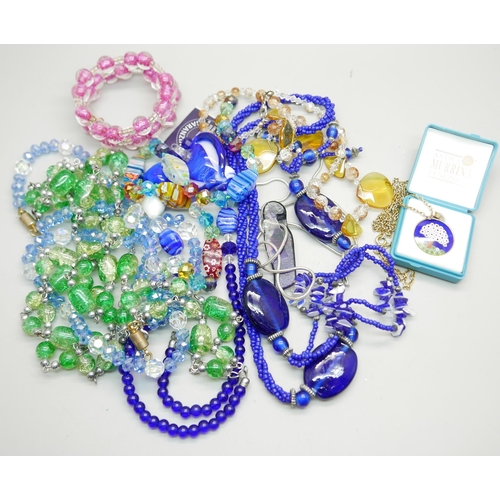 932 - Murano and other glass jewellery