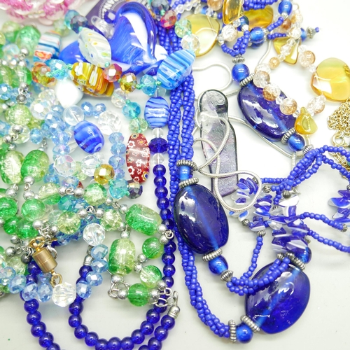 932 - Murano and other glass jewellery