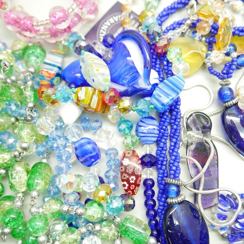 932 - Murano and other glass jewellery