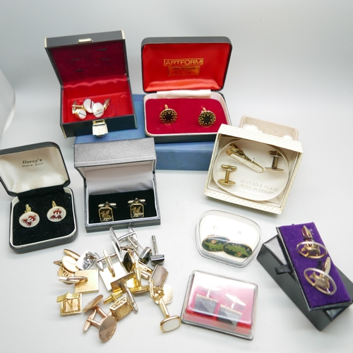 938 - A quantity of cufflinks (some boxed)