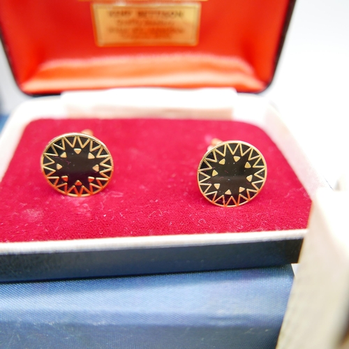 938 - A quantity of cufflinks (some boxed)