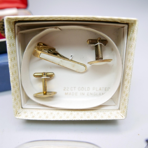 938 - A quantity of cufflinks (some boxed)