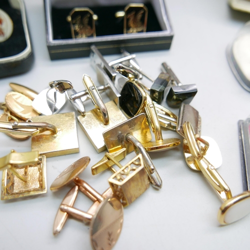 938 - A quantity of cufflinks (some boxed)