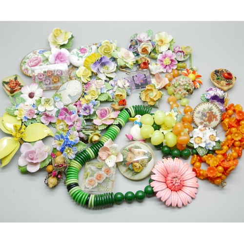 942 - A collection of floral themed jewellery, a pink enameled flower brooch, five celluloid pieces, three... 