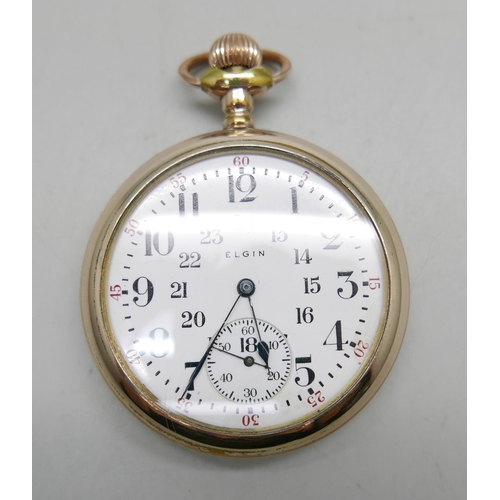 950 - A gold plated Elgin pocket watch with railroad dial, screw back case