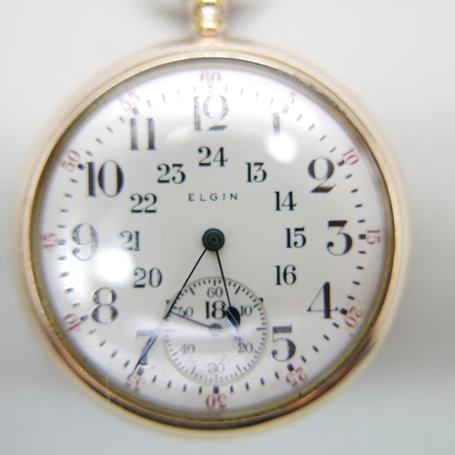 950 - A gold plated Elgin pocket watch with railroad dial, screw back case