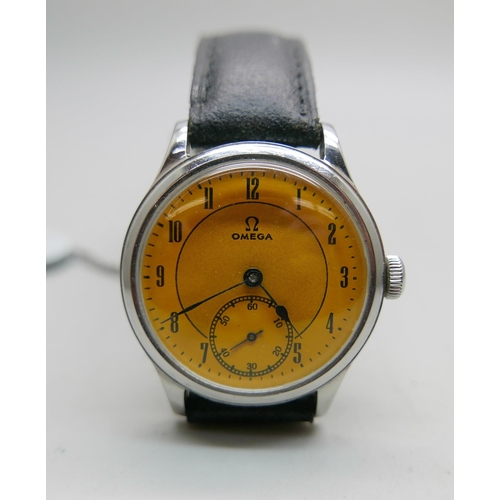 956 - An Omega military style wristwatch with yellow dial, calibre 30T2, same movement in Omega WWII milit... 