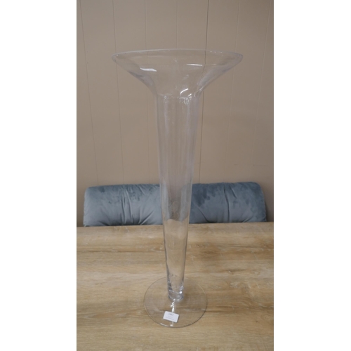 1467 - A glass lily vase