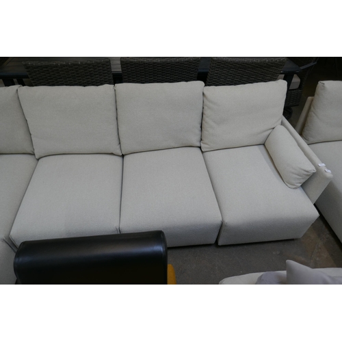 1471 - An oatmeal upholstered six section corner sofa with chaise section