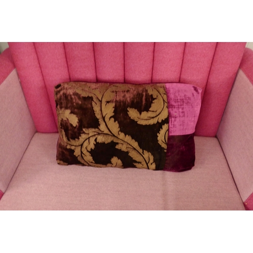 1497 - A large pink upholstered bench seat