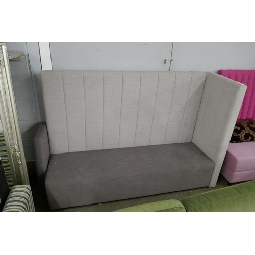 1498 - A large grey upholstered bench seat