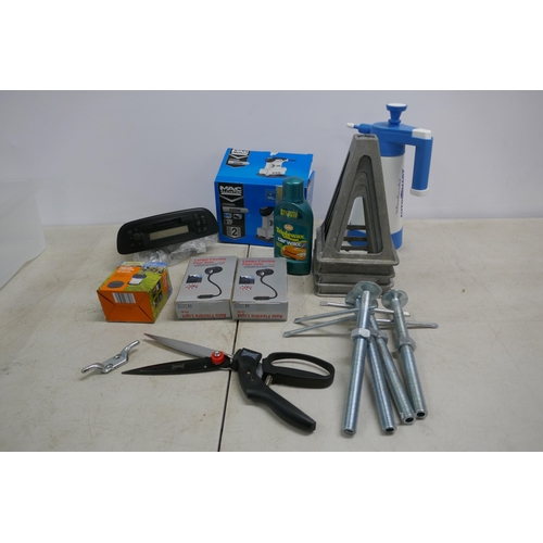 2422 - A tub of miscellaneous tools and other items including a pump spray gun, Macallister M555220 220w ¼ ... 