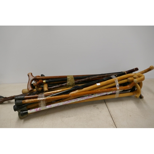 2433 - A bundle of approx. 20 walking sticks