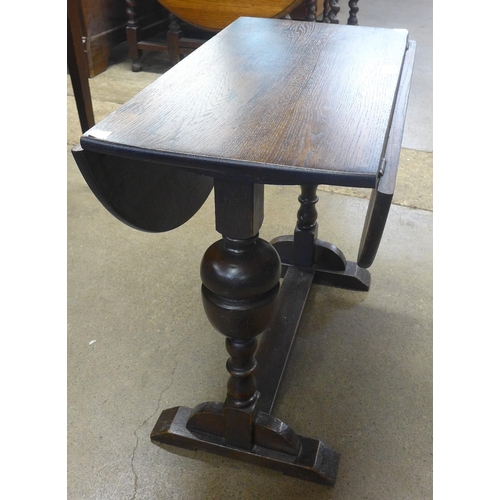 160 - An oak drop-leaf occasional table