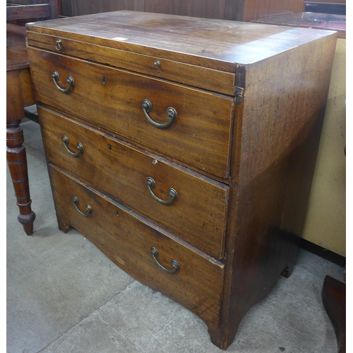 185 - A George III mahogany chest of drawers, with brushing slide