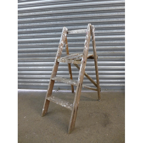 2184 - 2 Pairs of steps; 2-step aluminium and 3-rung wooden steps