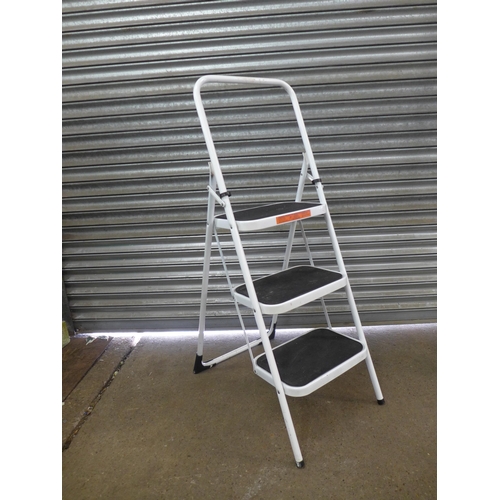 2186 - A set of Taurus 3-rung safety steps and Youngman 3-way combination ladder