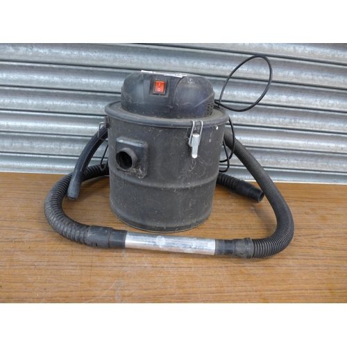 2217 - A Coopers 8633 240v ash vacuum cleaner