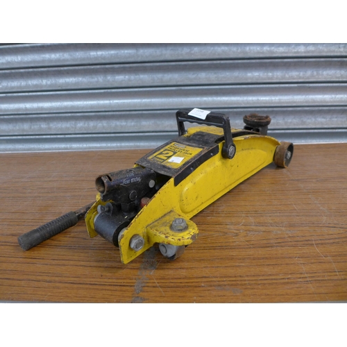 2298 - A Halfords 2-ton hydraulic trolley jack