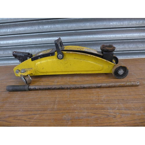 2298 - A Halfords 2-ton hydraulic trolley jack