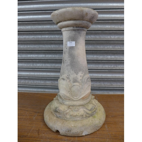 2305 - A concrete pedestal garden ornament