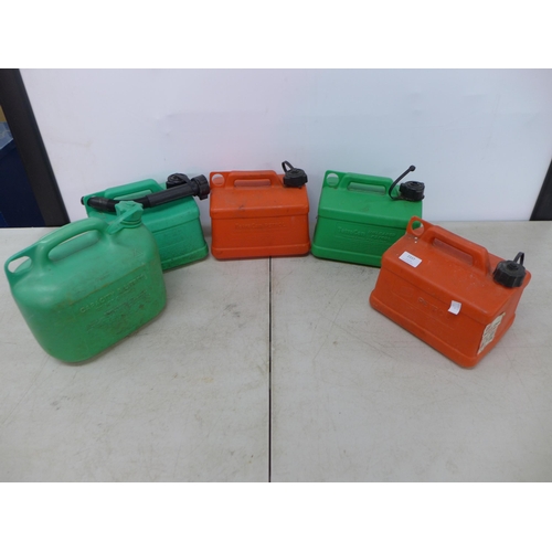 2337 - 5 Plastic petrol cans; 2 red and 3 green