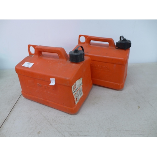 2337 - 5 Plastic petrol cans; 2 red and 3 green