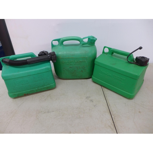 2337 - 5 Plastic petrol cans; 2 red and 3 green