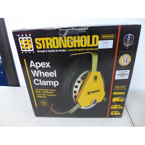 2338 - A Stronghold Apex wheel clamp SH5456, 3 keys and a 2ft trailer board