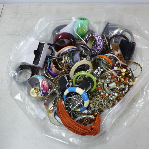 2106 - A quantity of costume jewellery